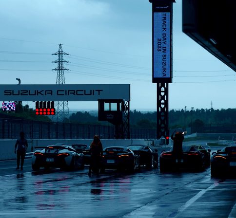 写真家 桶屋智秋の作品。雨の鈴鹿サーキットに佇むマクラーレン