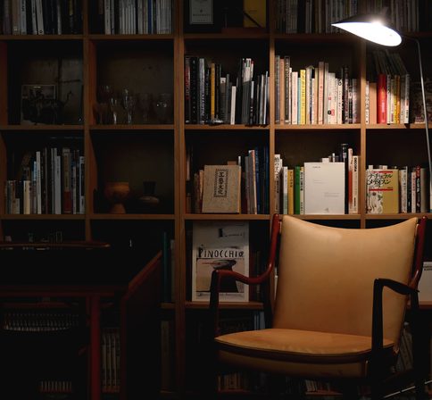 写真家 桶屋智秋の作品。書棚と革張りの椅子のある静かな書斎