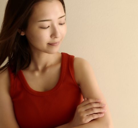 カシー化粧品(香椎化学株式会社)様のブランディング写真。素肌の透明感を丁寧に映したモデル撮影